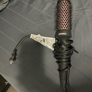 Amika blow out babe brush
